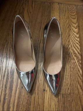 Inez Alta size 9 like new silver heel